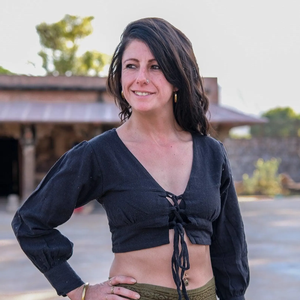 Top corto artesanal de algodón negro con cordones para mujer, blusa artesanal de manga larga abullonada con cuello en V, camisa estilo hippie para festivales. - Product Image 1