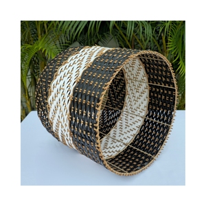 Un pantalla de lámpara diseñada con la forma de una trampa de pescado tradicional, hecha de ratán y cuerdas de plástico ecológicas. - Product Image 4