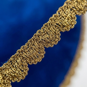 Escudo Decorativo Bordado en Terciopelo Azul con Adorno Floral Dorado y Borde Festoneado, Accesorio para Disfraz de Adulto - Product Image 3