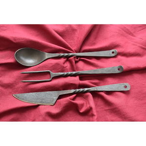 Ensemble de couverts médiévaux, ustensiles de table d'inspiration traditionnelle, collection de couteaux, fourchettes et cuillères en acier inoxydable avec un design élégant - Product Image 1