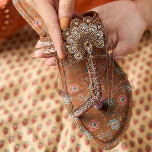 Chaussures tendance pour femmes, imprimées et personnalisables, fabriquées à la main, style Kolhapuri, avec semelle intermédiaire antidérapante - Product Image 5