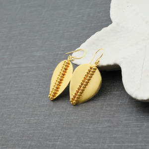 Boucles d'oreilles élégantes plaquées or 18 carats avec détails perlés |   Grandes boucles d'oreilles en forme de goutte d'eau - Product Image 6