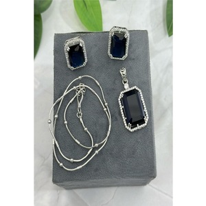 Collar con colgante de aspecto de piedras CZ de calidad premium con acabado plateado luminoso y juego de aretes para fiestas, colección para mujeres. - Product Image 2