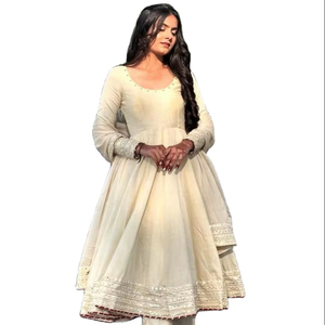 Magnifique ensemble Salwar Kameez multicolore à col rond avec broderies fantaisie et dupatta pour mariée, idéal pour les fêtes. - Product Image 1