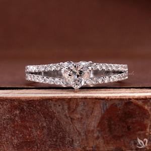 Bague romantique en or blanc avec diamant en forme de cœur de 0,5 ct, sertie d'une bande pavée, pierre centrale cultivée en laboratoire certifiée IGI - Product Image 1