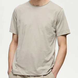 เสื้อยืดคอกลมแขนสั้นทรงปกติสำหรับผู้ชาย สีพื้น ผ้าโพลีเอสเตอร์ 100% ระบายอากาศได้ดี น้ำหนัก 180 กรัม มีโลโก้ด้านหน้า สไตล์ลำลอง - Product Image 3