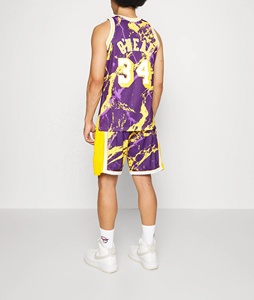 Shorts de basketball personnalisés en sublimation pour hommes, style streetwear, avec empiècements jaunes effet éclaboussures, en maille respirante à séchage rapide pour le sport - Product Image 5