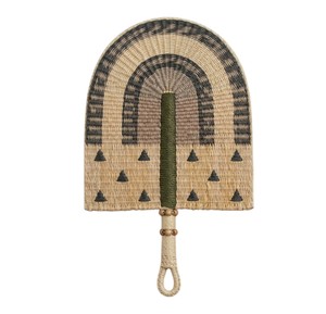 Abanico decorativo hecho a mano de estilo bohemio en gris carbón, verde oliva y beige, tejido con hierba marina, para el hogar. - Product Image 1
