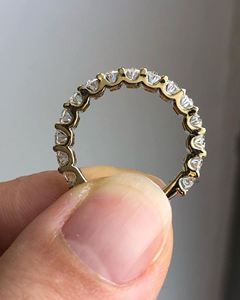 Anillo de Eternidad Completo de Plata con Diamantes Cultivados en Laboratorio de Corte Ovalado de Última Tendencia, Anillo de Eternidad de Plata Esterlina con Diamantes Cultivados en Laboratorio de Corte Ovalado y Engaste Compartido - Product Image 4