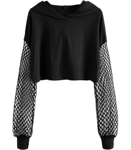Sweat à capuche noir tendance avec manches unies et logo frontal pour un look urbain audacieux pour l'hiver - Product Image 1