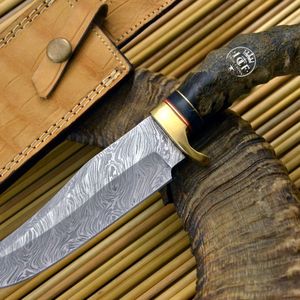 Cuchillo de caza y camping ligero y duradero de acero de Damasco hecho a mano con mango de hoja de acero y guardacuchillo de latón - Product Image 1