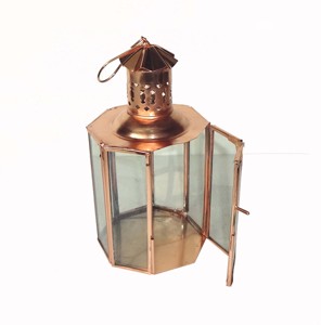 Farol de vela hexagonal de metal pulido en cobre y oro rosa con paneles de vidrio, anillo superior perforado para chimenea, manija y pestillo para mesa - Product Image 1
