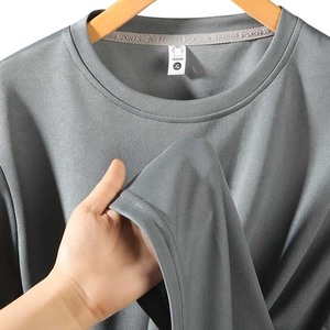 เสื้อยืดคอกลมผ้าโพลีเอสเตอร์แบบสั่งทำ OEM ทรงหลวม สีพื้น แขนสั้น สำหรับผู้ชาย - Product Image 4