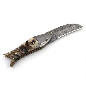 Couteau utilitaire pliant artisanal en acier Damas, à lame droite en forme de poisson, avec manche incrusté d'os, pour DIY et OEM - Product Image 1