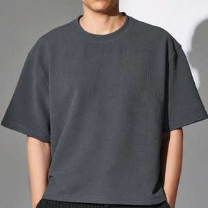 T-shirt texturé gris foncé pour homme, coupe ample avec détail de couture horizontale au dos - Style streetwear décontracté, T-shirt personnalisé - Product Image 1