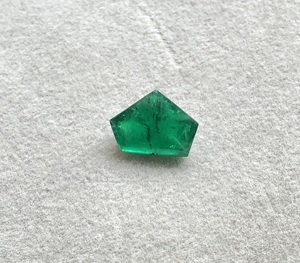 Piedra de esmeralda zambiana de 6,97 quilates con corte pentagonal para la elaboración de joyería fina, piedra preciosa natural - Product Image 3