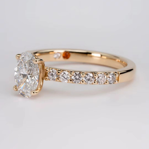 Anillo de compromiso minimalista con diamante cultivado en laboratorio de corte ovalado de lujo VVS Diam de 2.00 ct, banda pavé de oro amarillo de 18K/14K/10K, anillo solitario. - Product Image 2