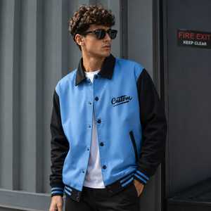 Veste universitaire bleue pour homme avec broderie personnalisée, manches noires, col rabattu décontracté, fermeture à boutons recouverts, en laine et viscose - Product Image 1