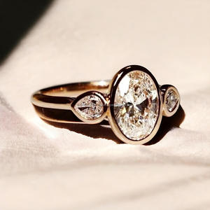 แหวนหมั้นเพชรโมอิสซาไนต์ทรงรีแบบสามเม็ด ตัวเรือนเงินแท้ 925 แหวนแต่งงาน แหวนวันครบรอบ แหวนขอแต่งงาน เครื่องประดับเจ้าสาว - Product Image 4