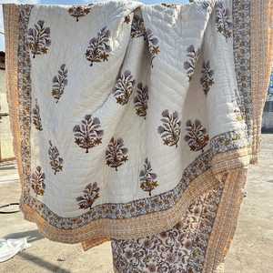 Cubrecama Acolchado de Algodón Estilo Bohemio, Estampado Floral Blanco, Hecho a Mano, para Todas las Temporadas - Product Image 1