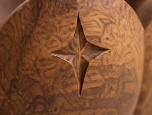 Saladier en bois à motif floral de designer, bol en bois de manguier avec revêtement en noyer foncé, décor fleur de lotus - Product Image 5