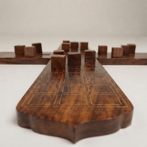 Juego de mesa Ludo de madera hecho a mano con un intrincado diseño de cruces y piezas a juego para disfrute familiar y estrategia - Product Image 4