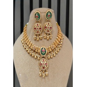 Magnifique ensemble collier et boucles d'oreilles en moissanite plaqué or de qualité supérieure, style antique, pour collection de mariage. - Product Image 2