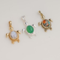 Pendentif tortue en pierre précieuse turquoise huître bleue de sédiments marins, en laiton doré, style bohème inspiré de l'océan, fait main, avec chaîne en corde de créateur