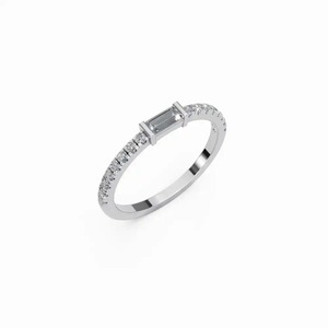 แหวนทองคำขาว 18K ประดับเพชรทรงเหลี่ยมมรกตเพาะเลี้ยงแบบ Pavé พร้อมใบรับรอง IGI - Product Image 2