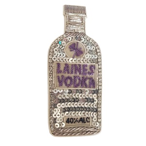 Última llegada venta a granel bordado a mano 9cm de largo lentejuelas y diamantes de imitación hecho vodka botella forma broches con broche Pin - Product Image 1