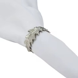 Anillo para Servilletas de Metal con Acabado Plateado para una Elegante Decoración de Mesa de Comedor, Recepción de Bodas y Eventos - Product Image 1