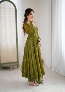 Costume Anarkali traditionnel vert olive pour femmes avec dupatta brodé, coupe ample, longueur cheville, en rayonne, style Inde Pakistan - Product Image 4