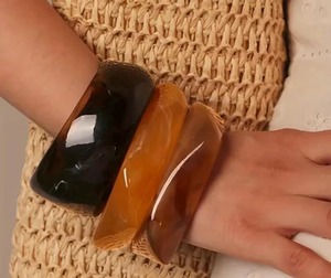 Bracelet jonc rond en résine multicolore pour femme – Accessoire de mode tendance pour le quotidien, fabriqué en Inde - Product Image 2