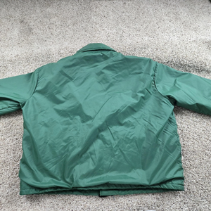 แจ็คเก็ตวาร์ซิตี้ผ้าซาตินแบบกำหนดเอง แจ็คเก็ตคอตั้งปักโลโก้ด้านหน้าสำหรับฤดูหนาว ไซส์ใหญ่ สีเขียวซีคัวญ่า แจ็คเก็ตโค้ชสโมสรเรือยอชท์ยุค 80 - Product Image 5