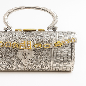 Bolso de mano vintage de latón dorado decorado con motivos de hojas festoneadas, cierre ornamental y correa de cadena, a precios de mayorista. - Product Image 6