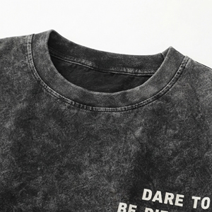 เสื้อยืดโอเวอร์ไซส์ผู้ชายสไตล์ Distressed "Dare To Be Different" ล้างสีแบบ Acid Wash ขาดเซอร์ๆ สไตล์ Streetwear ผู้ผลิต OEM - Product Image 3