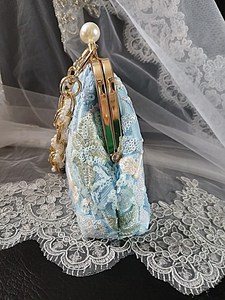 Pochette brodée bleu clair à motif floral avec chaîne de perles et fermoir à pression, sac à bijoux, sac de présentation, sac d'emballage - Product Image 4