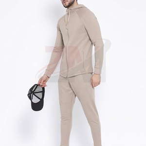 Ensemble de survêtement tendance pour homme, style streetwear, pour l'extérieur, disponible en différents matériaux et designs, prix abordable, personnalisable. - Product Image 4
