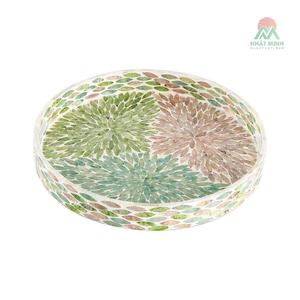 Un magnifique plateau rond multicolore, fabriqué à la main à partir de nacre, idéal pour ranger des objets sur une table basse. - Product Image 5