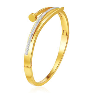 Bracelet jonc tendance en laiton plaqué or 18 carats PVD avec zircons, motif géométrique, serti en canal, personnalisable, cadeau unisexe - Product Image 2