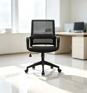 Chaise de bureau ergonomique moderne en maille noire, avec accoudoirs réglables en hauteur, pivotante, poignée réglable, dossier solide, base en acier, usage commercial - Product Image 1