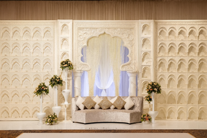 Paneles de fondo para escenario de boda árabe con acabado blanco de lujo, paneles de fondo para escenario de boda con cortinas verdes y decoración floral - Product Image 4