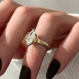 Anillo Solitario con Diamante Cultivado en Laboratorio de 2 Quilates, Corte Marquesa, E VVS2, 2.7MM, Oro Amarillo de 14k, Certificado IGI - Product Image 3
