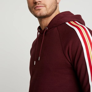 Sudadera con capucha para hombre con rayas en las mangas, detalles deportivos en las laterales, corte regular, estilo pin stripe. - Product Image 4