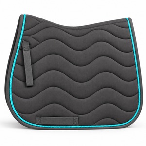 Almohadillas versátiles para sillas de montar hechas con relleno ligero, tela transpirable y acabados elegantes para trabajo en establos y actividades al aire libre. - Product Image 4