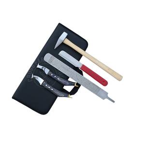 Kit d'outils de fermeur de qualité industrielle avec étui, lime à double face, couteau à talonner droit, couteau à boucle pour ulcères de sabot à extrémité en laiton et marteau - Product Image 1