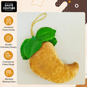 Adornos Colgantes Festivos en Forma de Mango Hechos a Mano en India con Tela de Terciopelo Bordada de Calidad Excepcional a un Precio Nominal - Product Image 3
