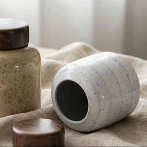 โถเก็บของเคลือบลายจุดทันสมัย พร้อมฝาไม้ปิดสนิท งานแฮนด์เมด ดีไซน์หรูหรา ใช้จัดระเบียบบนเคาน์เตอร์ จัดเก็บของในครัวอย่างชาญฉลาด - Product Image 3