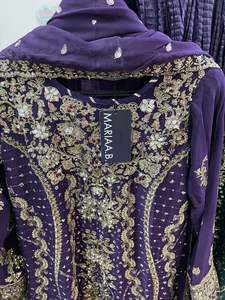 Colección inspirada en María B: Conjunto de lujo de 3 piezas de gasa, camisa de gasa pesada con bordado completo, dupatta bordada, plazo de gasa arrugada para ocasiones festivas. - Product Image 5