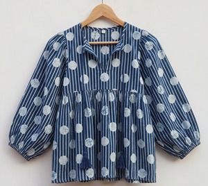 Blusa Casual de Mujer, 100% Algodón, Estampado Floral a Mano con Técnica Indigo, Lazo de Encaje, Transpirable, Estilo Bohemio Étnico, Hecha a Mano - Product Image 1